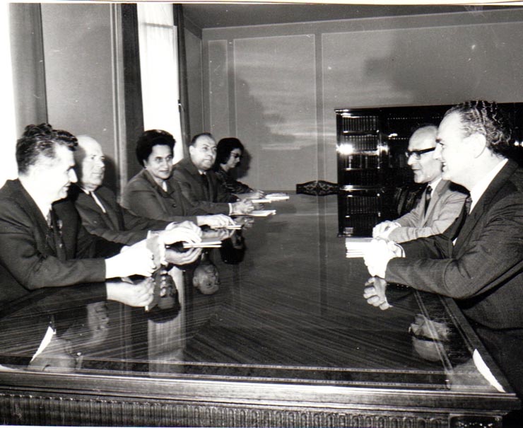 Primirea de către Nicolae Ceauşescu, secretar general al C.C al P.C.R., a delegaţiei Partidului Cominist din Australia condusă de Laurie Aarons, secretar al partidului, care la invitaţia C.C. al P.C.R., a făcut o vizită în ţara noastră.   (15 mai 1969).