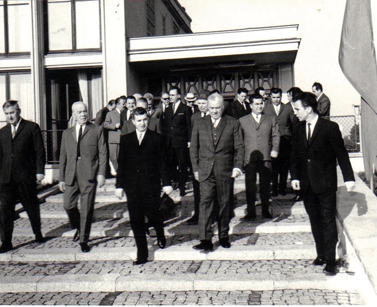 Nicolae Ceauşescu, I.Gh. Maurer şi alţi conducători de partid şi de stat la aeroportul Băneasa, înaintea plecării spre Moscova, unde au făcut o vizită de prietenie în U.R.S.S.    (16 mai 1969).