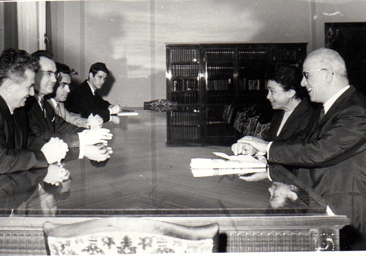Aspect din timpul convorbirilor dintre Nicolae Ceauşescu, secretar general al C.C al P.C.R şi Ali Yalta, secretar general al Partidului Eliberării şi Socialismului din Maroc, care, la invitaţia C.C. al P.C.R., a făcut o vizită în ţara noastră.   (30  mai 1969).