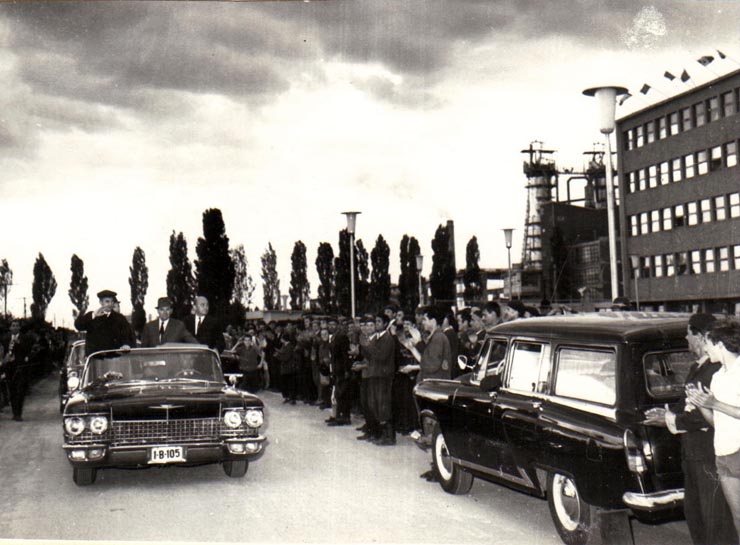 Nicolae Ceauşescu a făcut o vizită de lucru la Oradea. Mulţimea aclamă entuziastă sosirea înaltului oaspete.(14 iulie 1969).