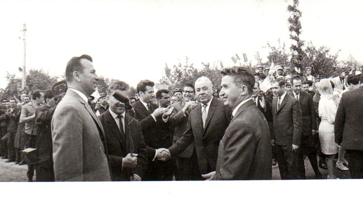 Nicolae Ceauşescu este primit cu entuziasm de populaţia piteşteană în timpul vizitei de lucru întreprinsă în această parte a ţării.   (iulie 1969).