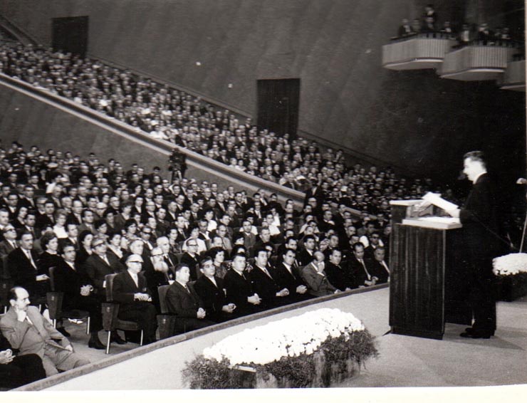 Nicolae Ceauşescu expunând raportul la sesiunea jubiliară a Marii Adunări Naţionale consacrată sărbătoririi a XXV de ani de la insurecţia naţională antifascistă din august 1944.   (6-12 august 1969).