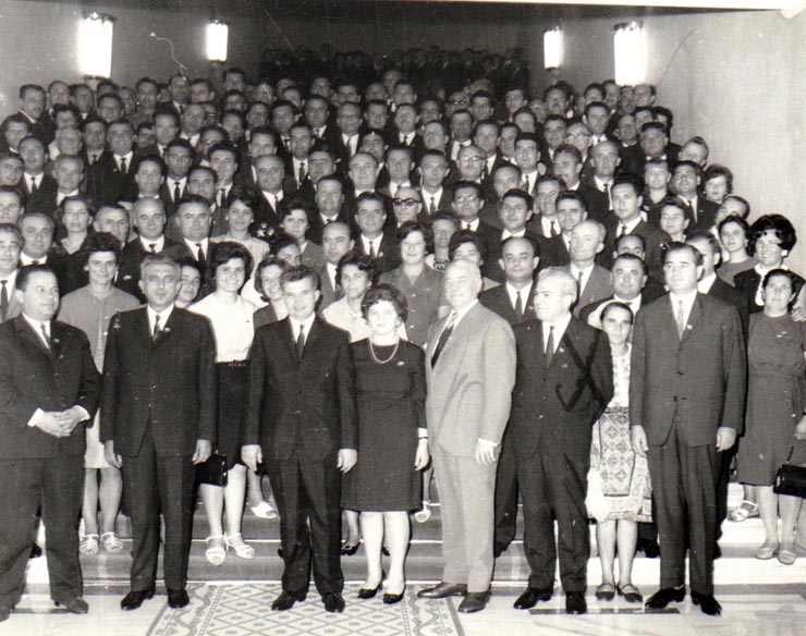 Nicolae Ceauşescu fotografiat împreună cu grupul delegaţilor la Congresul al X-lea al P.C.R. din judeţele Vaslui,Vâlcea, Tulcea, Vrancea.  (6-12 august 1969).