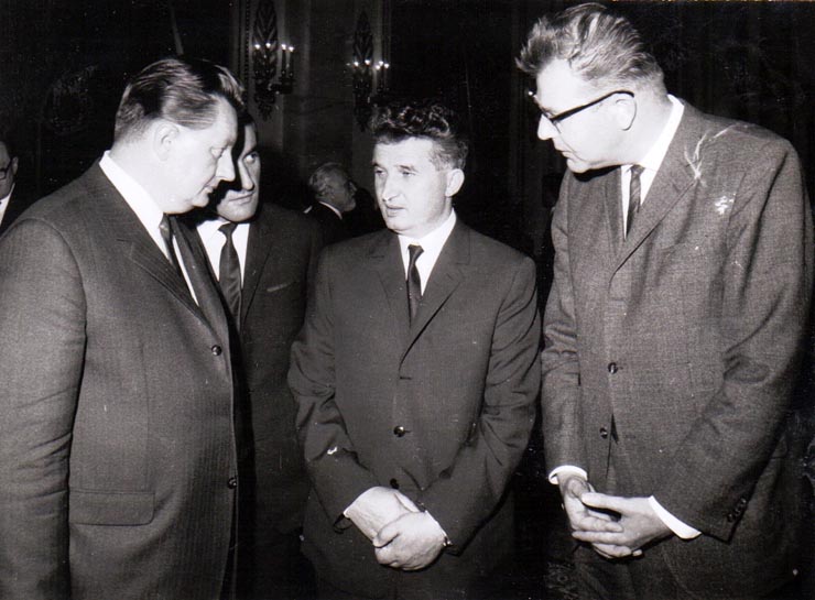 Nicolae Ceauşescu în mijlocul delegaţilor P.S.U. din Berlinul Occidental invitaţi să participe la lucrările Congresului al X-lea al P.C.R. din august 1969.(6-12 august 1969).