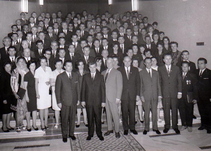 Nicolae Ceauşescu fotografiat împreună cu grupul delegaţilor la Congresul al X-lea al P.C.R din judeţele Bihor şi Bacău.  (6-12 august 1969).