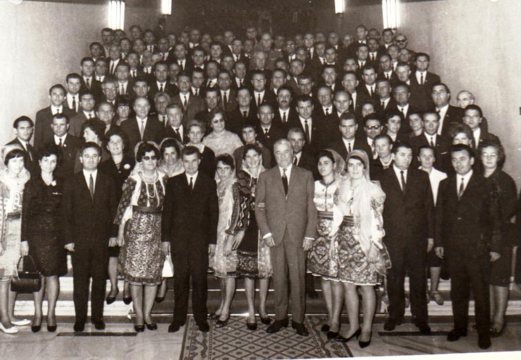 Nicolae Ceauşescu şi Ion Gheorghe Maurer în mijlocul delegaţilor din judeţele Gorj, Harghita şi Hunedoara, participanţi la Congresul al X-lea al P.C.R.  (6-12 august 1969).
