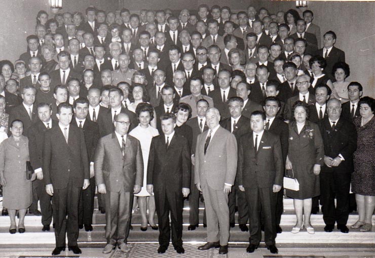 Nicolae Ceauşescu fotografiat împreună cu grupul delegaţilor la Congresul al X-lea al P.C.R din judeţele Brăila, Olt şi Maramureş.   (6-12 august 1969).