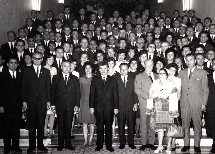Nicolae Ceauşescu fotografiat împreună cu grupul delegaţilor la Congresul al X-lea al P.C.R din judeţele Dâmboviţa, Constanţa şi Covasna.  (6-12 august 1969).