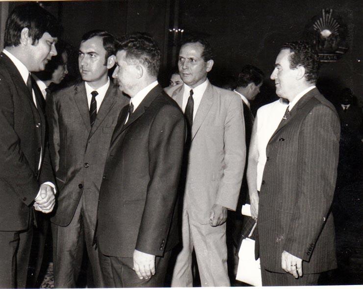 Nicolae Ceauşescu, secretar general al P.C.R., întreţinându-se cu delegaţia Partidului Comunist din Reunion, condusă de Pavel Verges, invitată să participe la lucrările Congresului al X-lea al P.C.R.(6-12 august 1969).