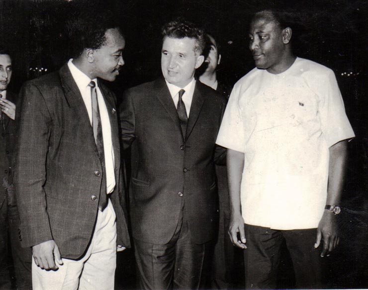 Nicolae Ceauşescu întreţinându-se cu reprezentantul Uniunii Naţionale Africane din Tanganica, Tanzania Peter Saidi Sytanelwa, participant la lucrările Congresului al X-lea al P.C.R. din august 1969.(6-12 august 1969).
