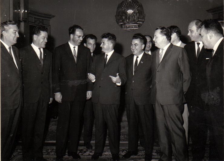 Nicolae Ceauşescu, secretar general al P.C.R., în mijlocul delegaţiei sovietice condusă de K.F. Katuşev, secretar al C.C. al P.C.U.S., invitată să participe la lucrările Congresului al X-lea al P.C.R (7 august 1969).