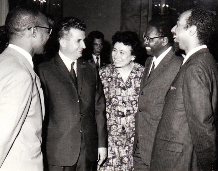 Nicolae Ceauşescu întreţinându-se cu conducătorii delegaţiei Mişcării Populare pentru eliberarea Angolei, reprezentantul Partidului African al independenţei din Guineea-Bissau şi Insulele Capului Verde şi reprezentantul Frontului de eliberare din Mozambic.(9 august 1969).
