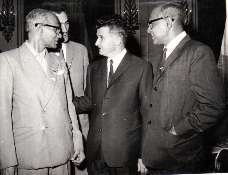 Nicolae Ceauşescu, secretar general al P.C.R. întreţinându-se cu delegaţia Partidului Comunist din India (Marxist), condusă de P. Sundarayya, invitată să participe la desfăşurarea lucrărilor Congresului al X-lea al P.C.R  (9  august 1969).