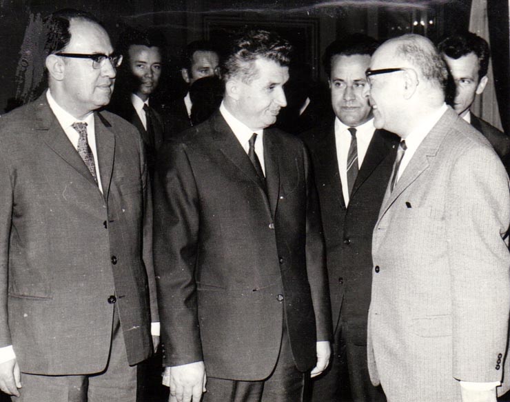 Nicolae Ceauşescu întreţinându-se cu delegaţia Partidului Tudeh (Popular) din Iran, condusp de Irady Eskam-Dary, invitată să participe la desfăşurarea lucrărilor Congresului al X-lea al P.C.R     (9  august 1969).