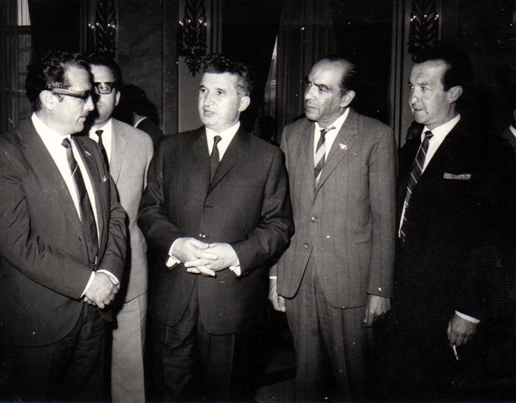 Nicolae Ceauşescu se întreţine cu delegaţia P.C. din Ecuador condusă de Sfroin Albarez şi cu reprezentantul P.C. din Columbia, Iubra Pasada, invitaţi să participe la lucrările celui de-al X-lea Congres al P.C.R.(9  august 1969).