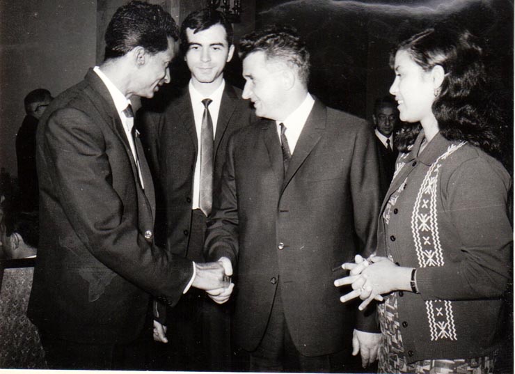 Nicolae Ceauşescu întreţinându-se cu şeful delegaţiei Partidului Comunist din Mauriţius, L. Chundramcin, care a participat la lucrările celui de-al X-lea Congres al P.C.R. (9 august 1969).