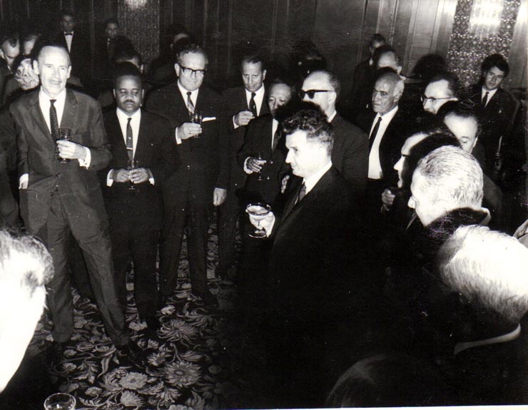 Membrii Corpului Diplomatic din R.S.R., felicită la Consiliul de Stat pe Nicolae Ceauşescu , cu prilejul aniversării a XXV de ani de la insurecţia naţională antifascistă din România.  august 1969).