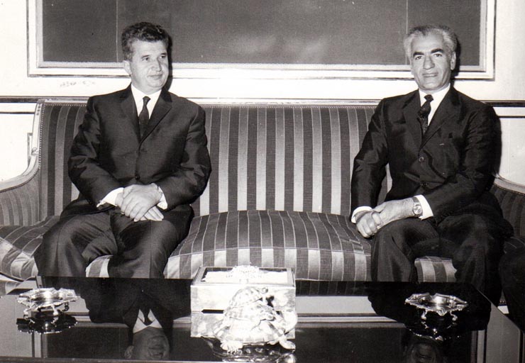 Nicolae Ceauşescu, preşedintele Consiliului de Stat al R.S.R., în timpul vizitei în Iran. În timpul convorbirilor oficiale cu Şahinşahul Iranului Mohammad Reza Pahlavi Aryamehr la Palatul Saad Abad.   (3 septembrie 1969).