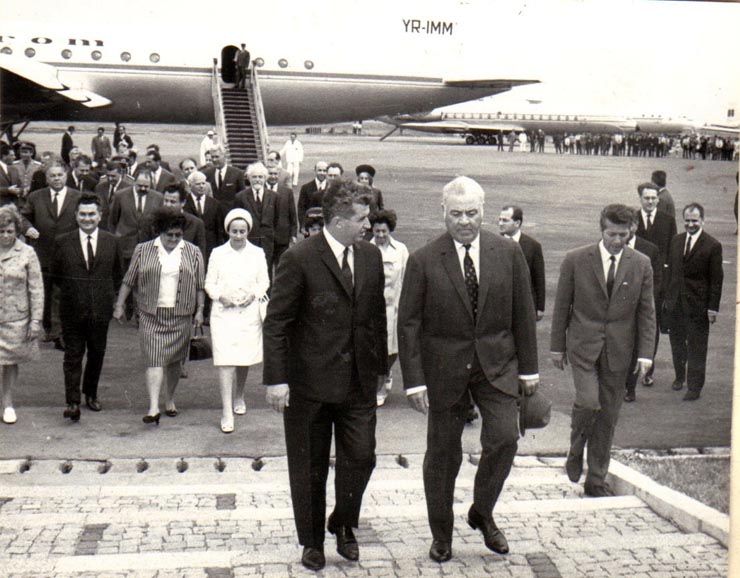 Înapoierea lui Nicolae Ceauşescu, preşedintele Consiliului de Stat al R.S.R., din vizita oficialeă efectuată în Iran.     (6 septembrie 1969).