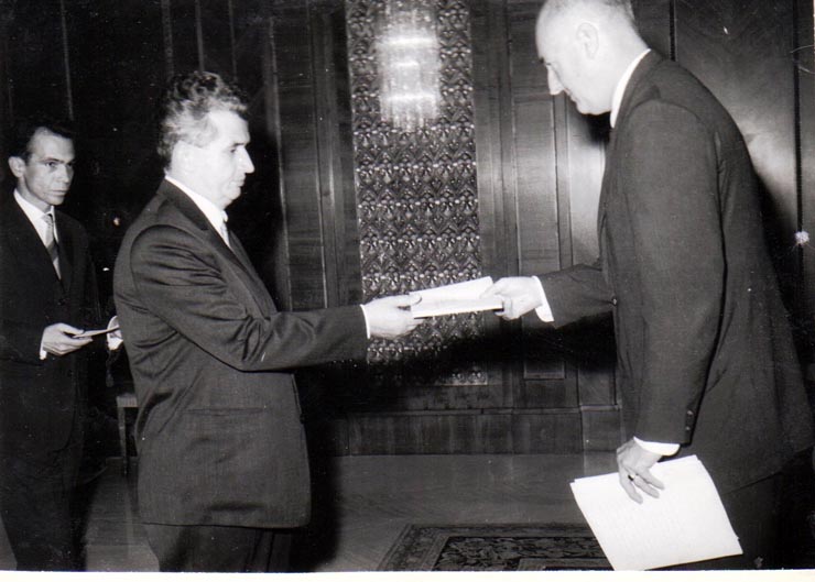 Nicolae Ceauşescu, preşedintele Consiliului de Stat al R.S.R, a primit pe ambasadorul S.U.A. în R.S.R., Leonard Carpenter Meeker, care şi-a prezentat scrisorile de acreditare. (16  septembrie 1969).