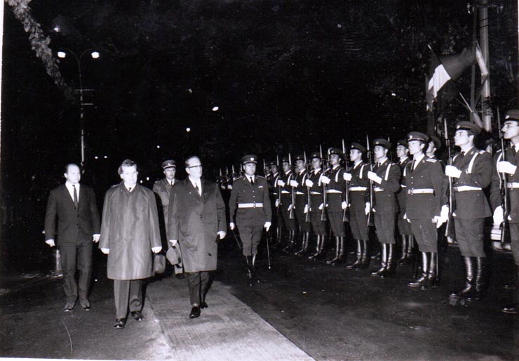 Nicolae Ceauşescu, preşedintele Consiliului de Stat al R.S.R, împreună cu Iosip Broz Tito, preşedintele Republicii Socialiste Federative Iugoslavia, trece în revistă garda de onoare. Porţile de Fier.  (20 septembrie 1969).