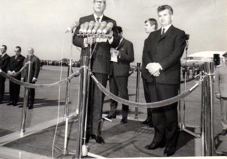 Primirea de către Nicolae Ceauşescu, preşedintele Consiliului de Stat al R.S.R, la aeroportul Bucureşti-Otopeni a preşedintelui Finlandei, U. Kekonnen, care face o vizită oficială în ţara noastră.   (22 septembrie 1969).
