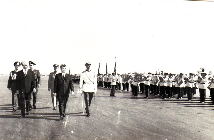 Sosirea lui Nicolae Ceauşescu, preşedintelui Consiliului de Stat al R.S.R, în capitala Iranului. Trecerea în revistă a gărzii de onoare aliniată pe aeroport.   (septembrie 1969).
