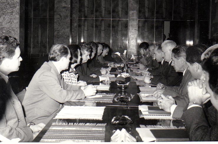 Nicolae Ceauşescu, secretar general al P.C.R., în timpul discuţiilor de la Uzinele „Tractorul”, cu prilejul vizitei de lucru la Braşov.     (5 octombrie 1969).