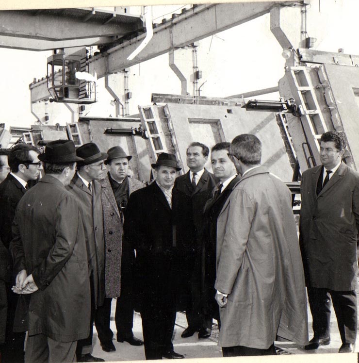 Aspect din timpul vizitei de lucru a lui Nicolae Ceauşescu, secretar general al P.C.R., la întreprinderea „Granitul” din Bucureşti.(12 noiembrie 1969).