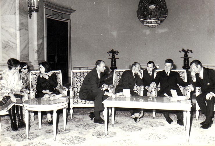 Nicolae Ceauşescu preşedintele Consiliului de Stat al R.S.R, a primit pe membrii echipajului navei spaţiale „Apollo 12”- cosmonauţii Charles Conrad, Richard Gordon şi Alan Bean împreună cu soţiile lor, care fac o vizită în ţara noastră.     (2 martie 1970).