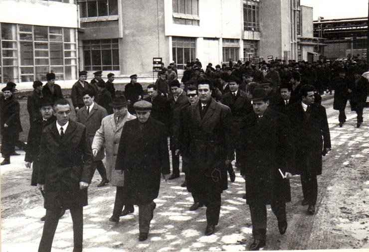 Nicolae Ceauşescu, secretar general al P.C.R., la combinatul chimic din R.Vâlcea, cu prilejul vizitei de lucru în judeţele Vâlcea şi Argeş.   (12 martie 1970).