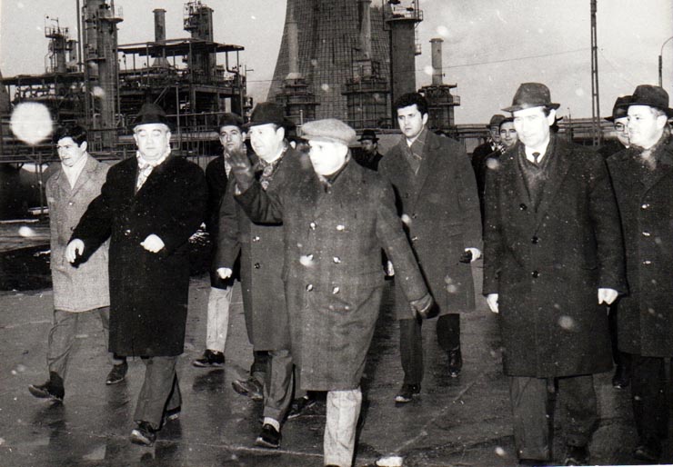 Nicolae Ceauşescu, secretar general al P.C.R., în timpul vizitei de lucru în judeţele Vâlcea şi Argeş. La rafinăria din Piteşti.   (12 martie 1970).