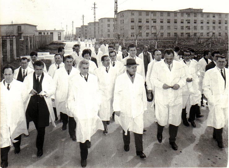 Nicolae Ceauşescu în timpul vizitei de lucru la Combinatul avicol Crevedia.   (28 martie 1970).
Nicolae Ceauşescu, secretar general al P.C.R., vizitând unul dintre noile şantiere ale staţiunii Mangalia Nord. (1 aprilie 1970).
