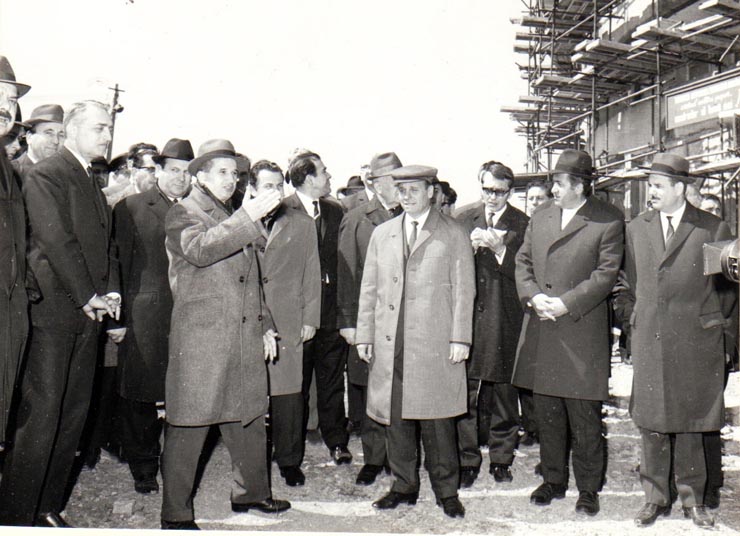 Nicolae Ceauşescu, secretar general al P.C.R., vizitând unul dintre noile şantiere ale staţiunii Mangalia Nord. (1 aprilie 1970).