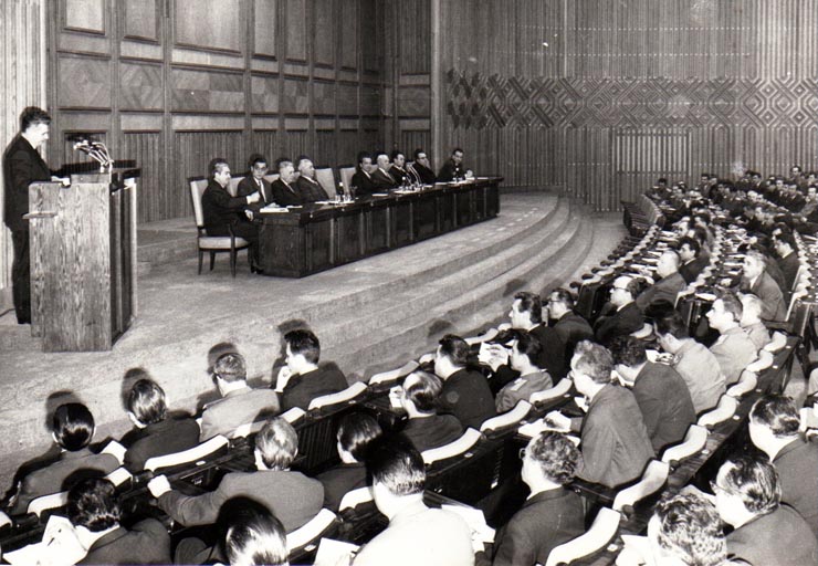 Nicolae Ceauşescu, secretar general al P.C.R, rostindu-şi cuvântarea la consfătuirea cu cadrele de bază de securitate, miliţie şi justiţie.     (9 aprilie 1970).