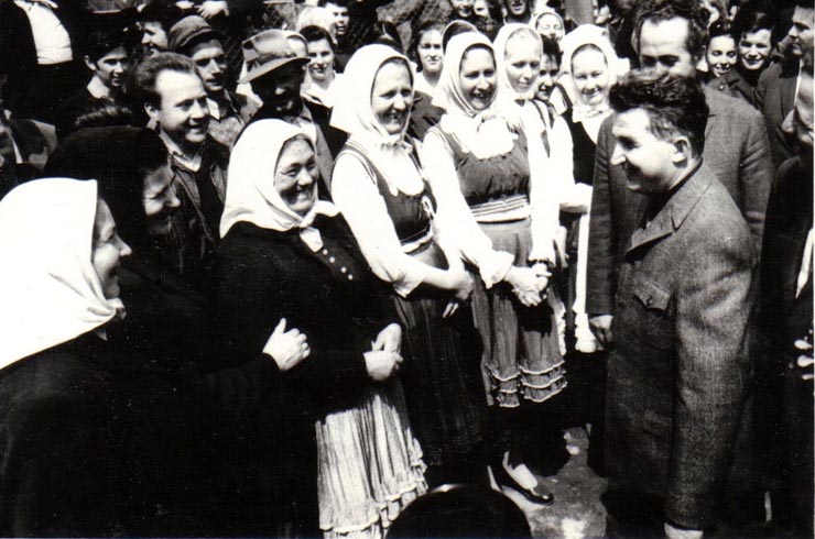 Nicolae Ceauşescu în mijlocul cetăţenilor, pe timpul vizitei de lucru din judeţul Harghita.   (24  aprilie 1970).