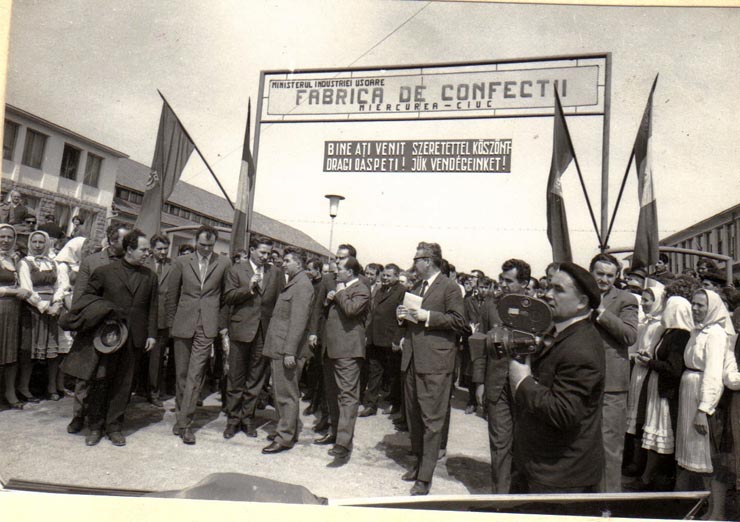 Aspect din timpul vizitei de lucru a lui Nicolae Ceauşescu, secretar general al P.C.R, în judeţul Harghita, la fabrica de confecţii Miercurea Ciuc.  (24  aprilie 1970).