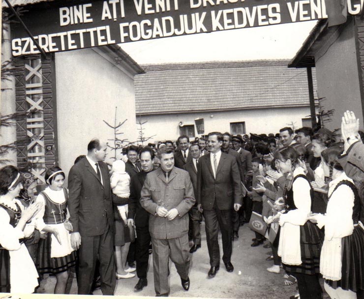 Nicolae Ceauşescu, secretar general al P.C.R, în mijlocul  cooperatorilor de la C.A.P. Tuşnad-Sat, cu prilejul vizitei de lucru în judeţul Harghita.       (24  aprilie 1970).