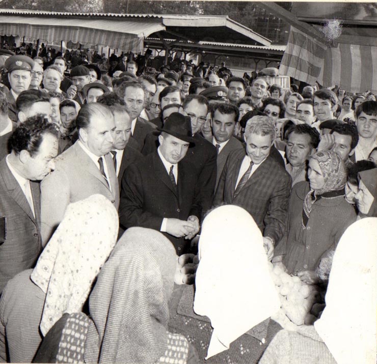 Nicolae Ceauşescu, secretar general al P.C.R, discutând cu gospodine şi cetăţeni veniţi după cumpărături, cu prilejul vizitei prin pieţele Capitalei.   (29  aprilie 1970).