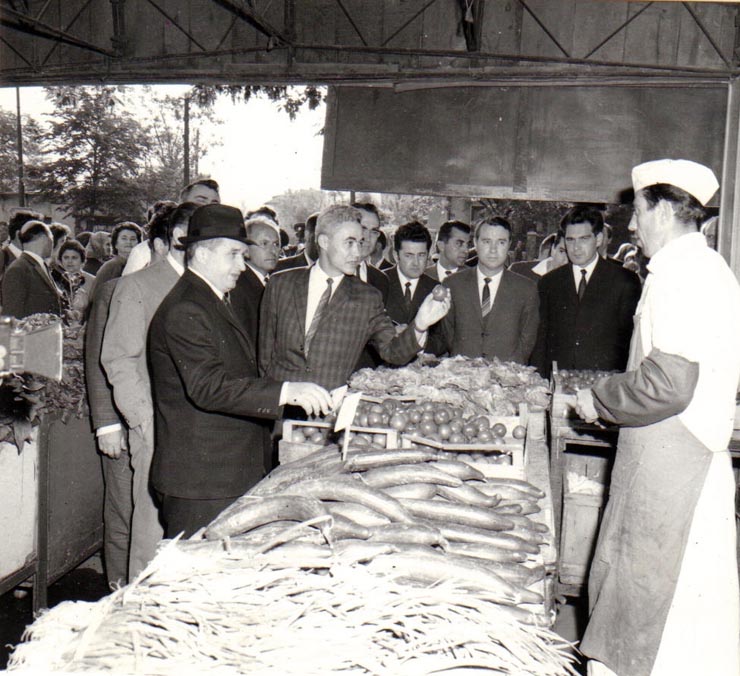 Nicolae Ceauşescu, secretar general al P.C.R, vizitând pieţele Capitalei (Piaţa Dorobanţi).   (29  aprilie 1970).