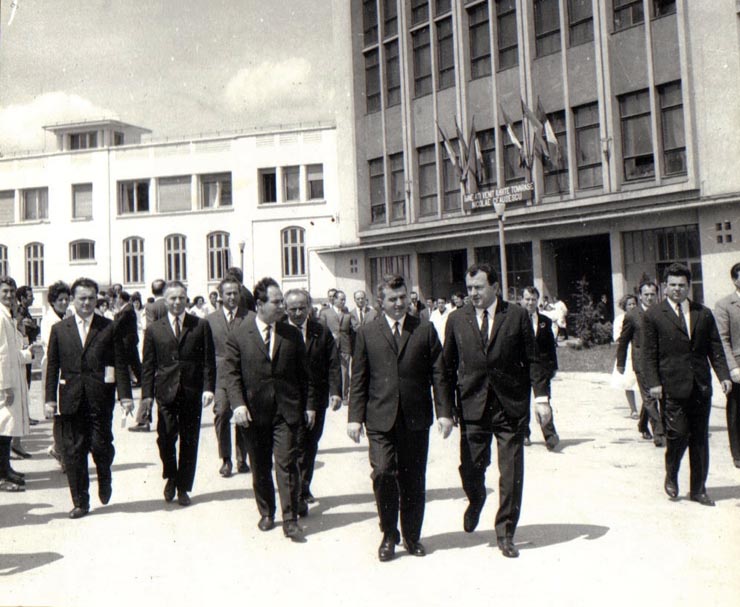 Nicolae Ceauşescu, secretar general al P.C.R, vizitând Institutul de fizică atomică.    (6 mai 1970).