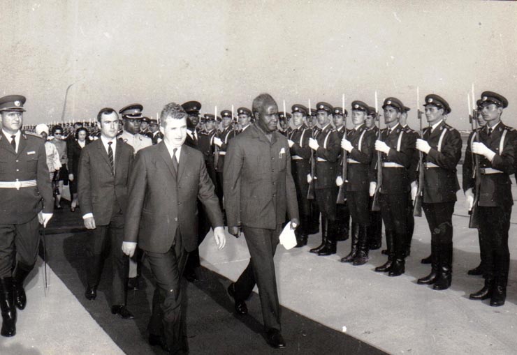 Nicolae Ceauşescu, preşedintele Consiliului de Stat al R.S.R, la primirea preşedintelui Republicii Zambia, Kennet David Kaunda, care se află într-o vizită în ţara noastră. Trecând în revistă garda de onoare.     (11 mai 1970).