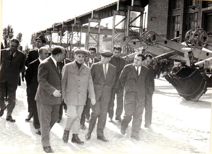 Nicolae Ceauşescu, secretar general al P.C.R, la Uzinele „Progresul” cu prilejul vizitei de lucru în judeţele Brăila şi Galaţi.    (22 mai 1970).