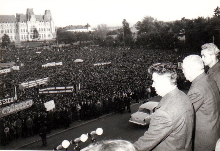 Aspect din timpul adunării populare din Iaşi, cu prilejul vizitei de lucru a lui Nicolae Ceauşescu, secretar general al P.C.R, în judeţele Buzău, Vrancea, Vaslui şi Iaşi.(26 mai 1970).