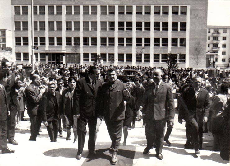 Nicolae Ceauşescu, secretar general al P.C.R, în vizită la Fabrica de confecţii Bucureşti.      (27 mai 1970).
