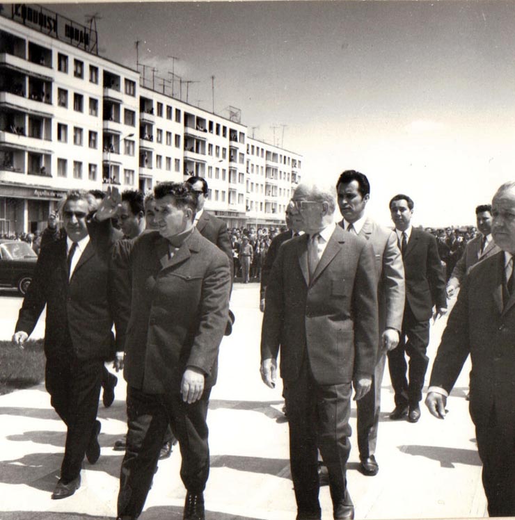 Nicolae Ceauşescu, secretar general al P.C.R, la Uzinele de piese de schimb din Suceava, cu prilejul vizitei de lucru.       (27 mai 1970).