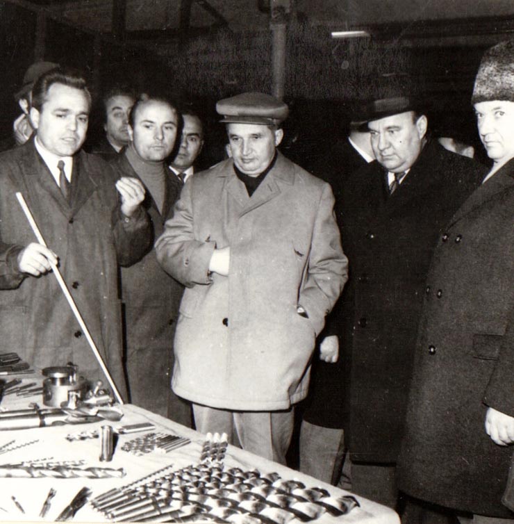 Vizita de lucru a lui Nicolae Ceauşescu, secretar general al P.C.R., preşedintele Consiliului de Stat al R.S.R la Fabrica de scule Râşnov-Braşov.      (4 ianuarie 1971).