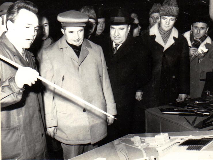 Vizita de lucru a lui Nicolae Ceauşescu, secretar general al P.C.R., preşedintele Consiliului de Stat al R.S.R la Fabrica de scule Râşnov-Braşov.      (4 ianuarie 1971).