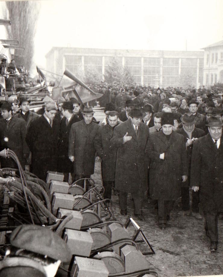 Vizita de lucru a lui Nicolae Ceauşescu, secretar general al P.C.R., preşedintele Consiliului de Stat al R.S.R la Uzinele Semănătoarea Bucureşti.    (21 ianuarie 1971).