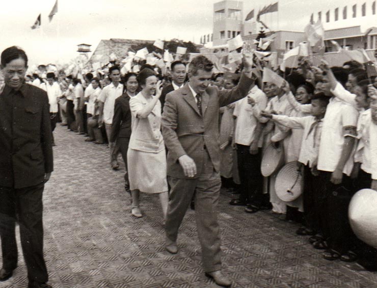 Vizita oficială a delegaţiei de partid şi guvernamentale condusă de Nicolae Ceauşescu în Republica Democrată Vietnam – primirea entuziastă de la aeroport.( iunie 1971).